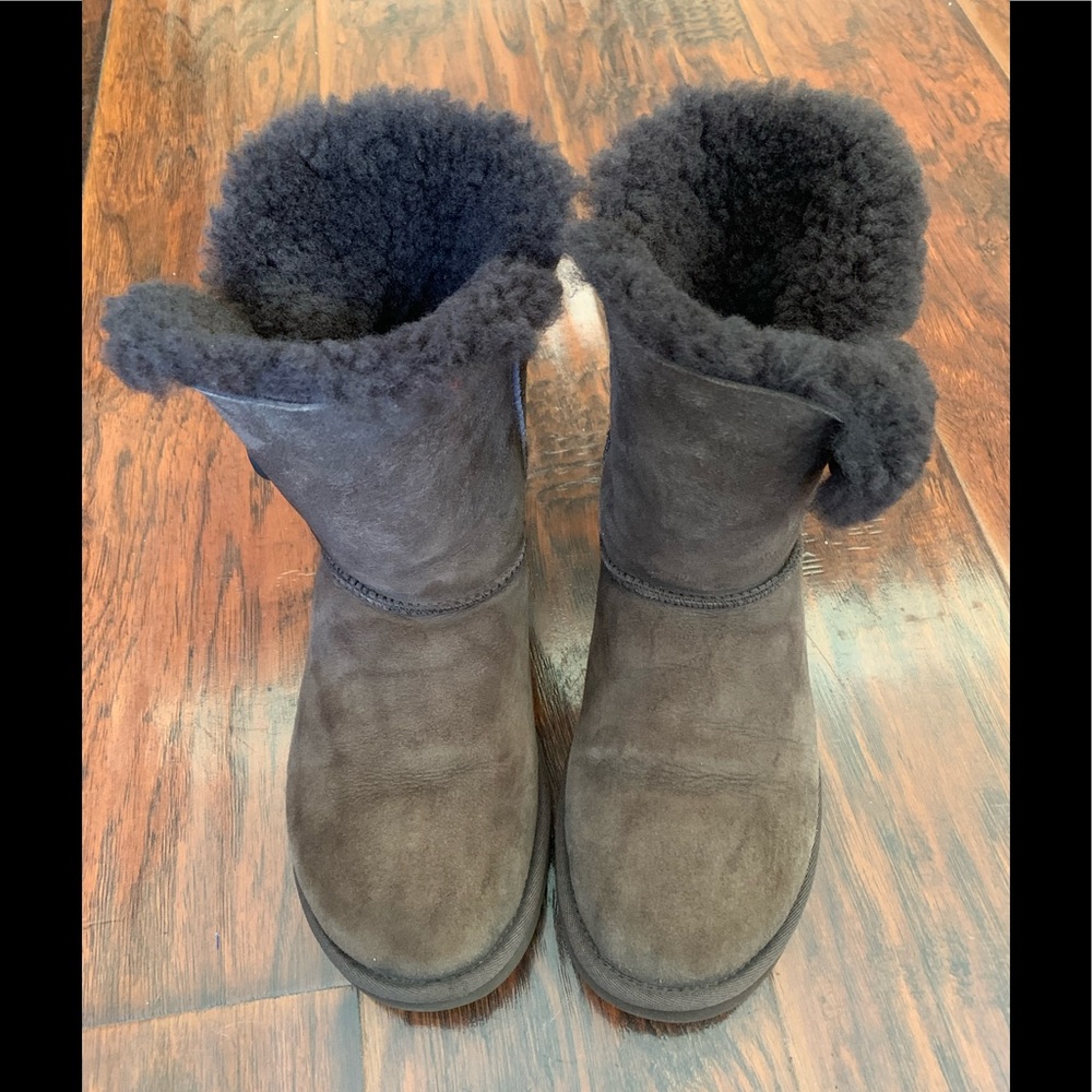 *SOLD* UGG Bailey button short - Picture 2 of 12